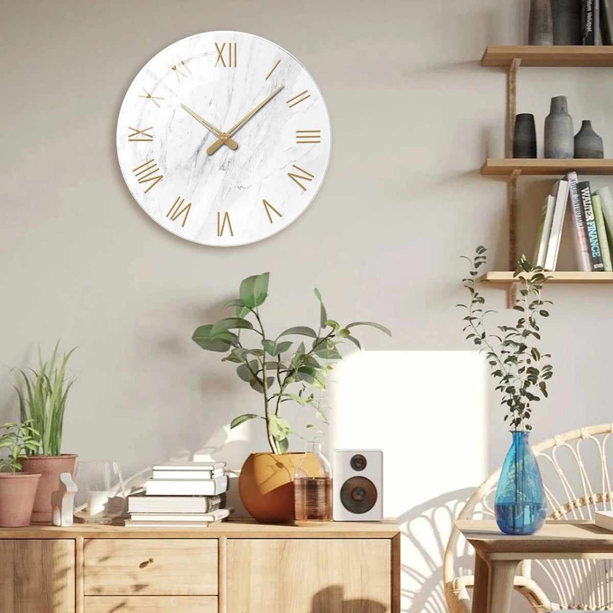 Wanduhr im Marmor-Look – Goldene Römische Ziffern und Klassische Eleganz