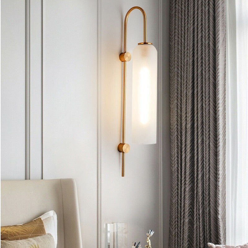 Moderne Wandaufkleber aus Messing mit Tannengrün und mattem Weiß-Finish | LED-Doppeldiffusionsbeleuchtung für eine elegante Atmosphäre