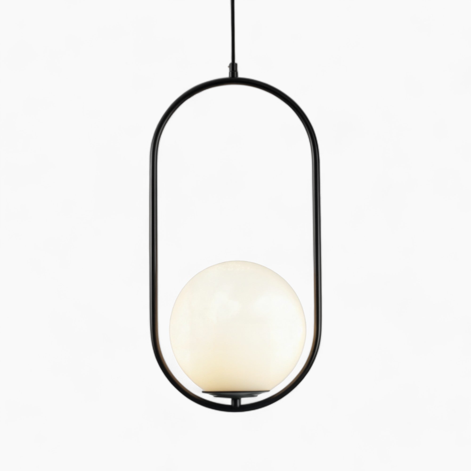 Elegante nordische Pendellampe mit goldenem Körper und Glas-Schirm, höhenverstellbar für eine edle Atmosphäre