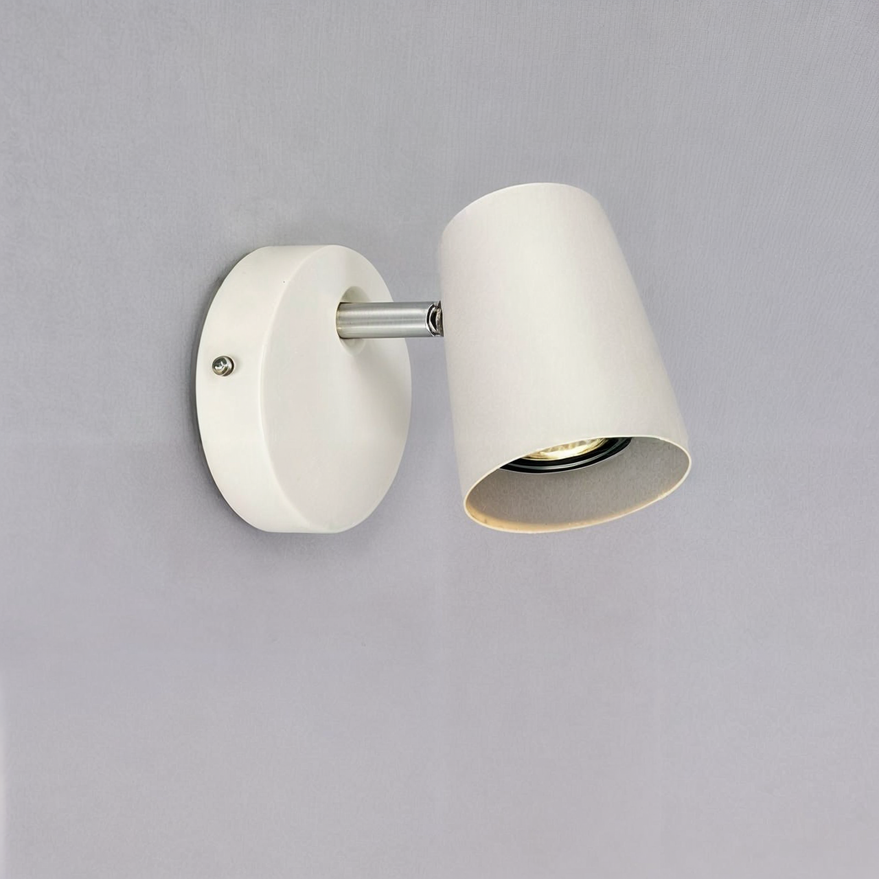 Moderne nordische Wandapplikationen mit eleganter LED-Beleuchtung in Schwarz, Weiß oder Nickel