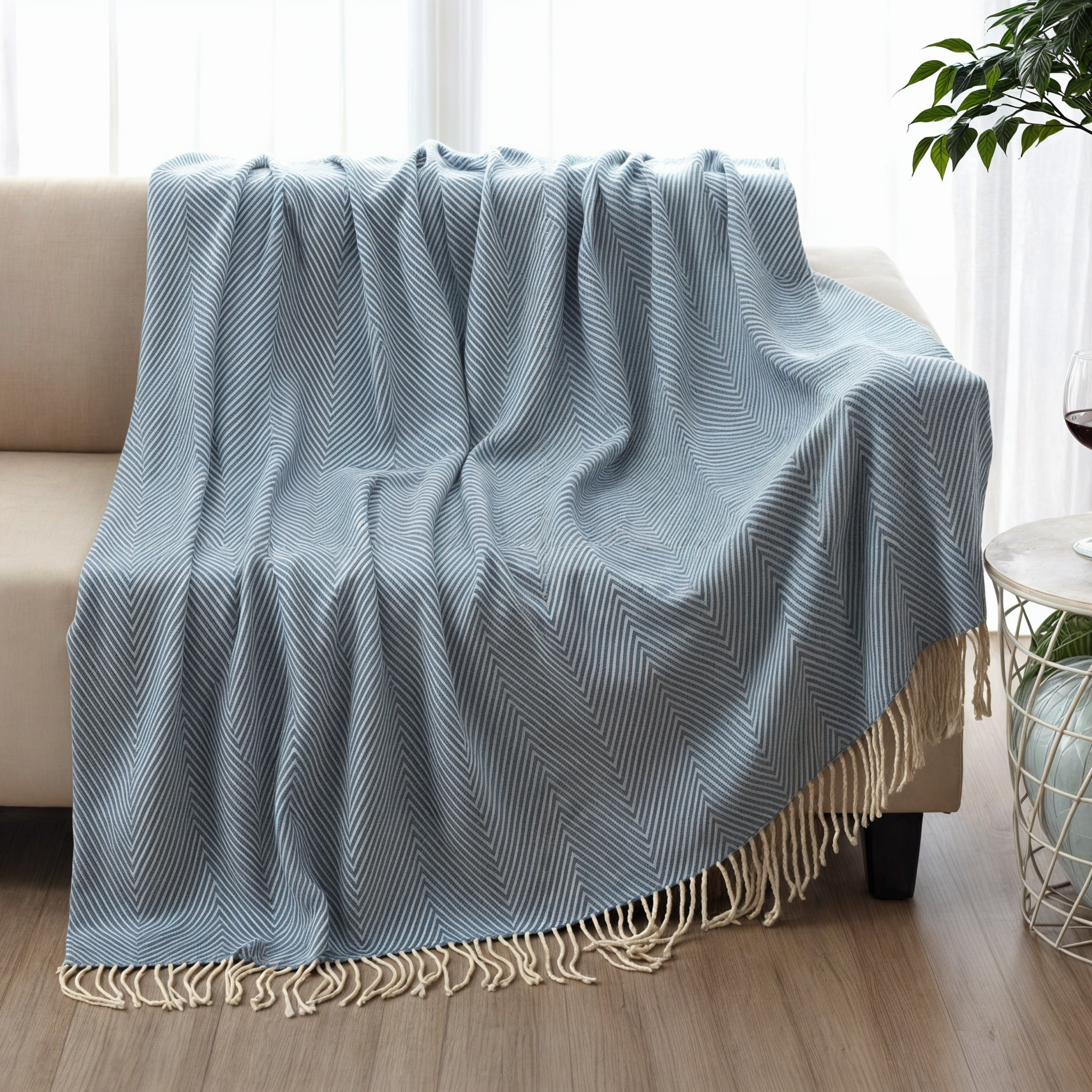 Plüsch-Acryldecke mit weichem Stoff und gestreiftem Muster – ideal für die Trockenreinigung