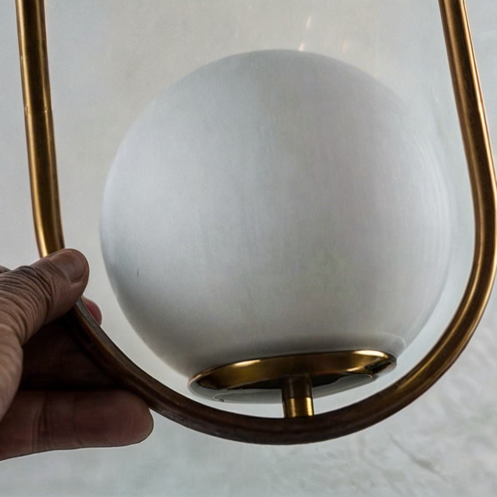 Elegante nordische Pendellampe mit goldenem Körper und Glas-Schirm, höhenverstellbar für eine edle Atmosphäre