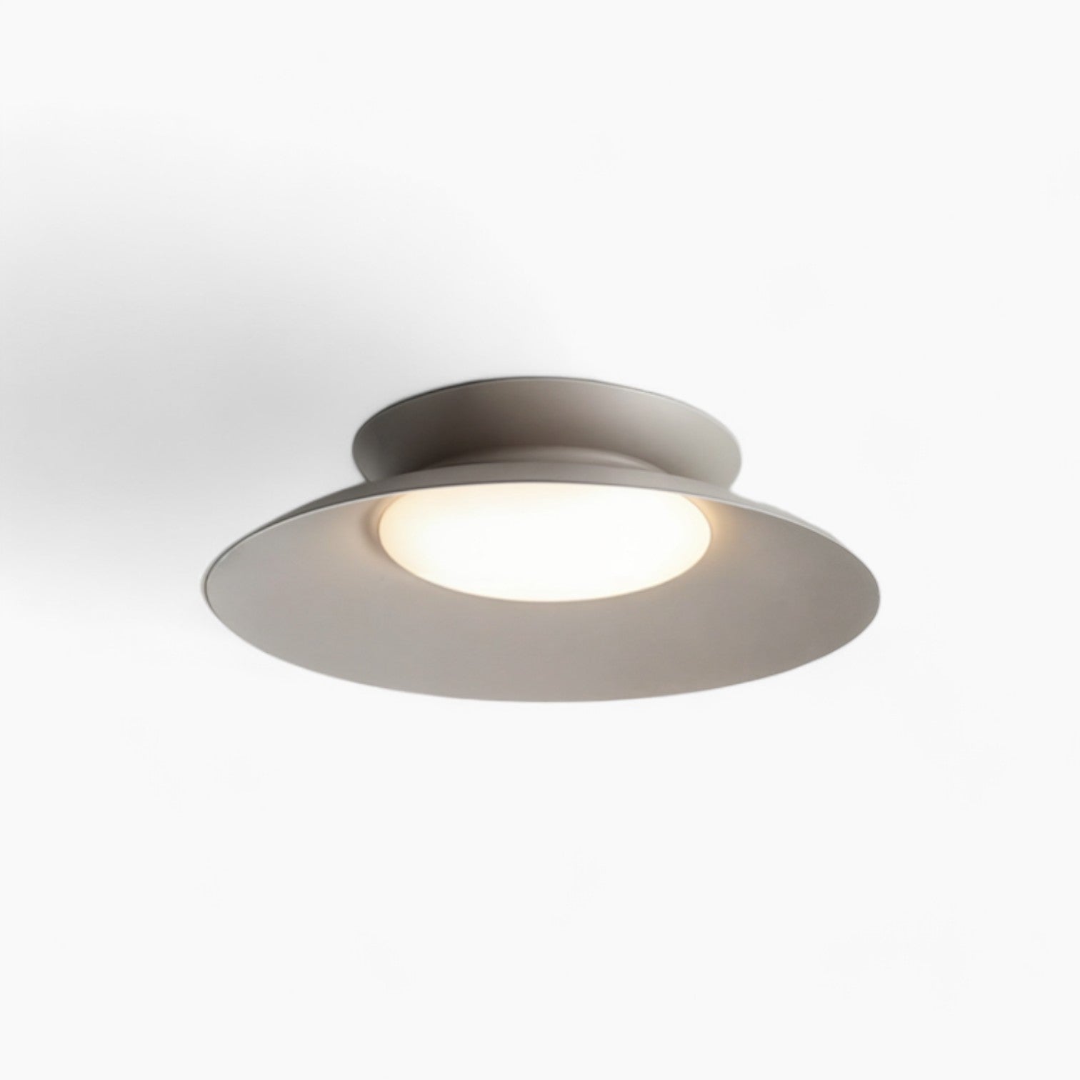 Elegante Metall-Deckenleuchte in Kegelform mit integrierter LED | Zeitgenössisches Design und galvanisierte Oberfläche