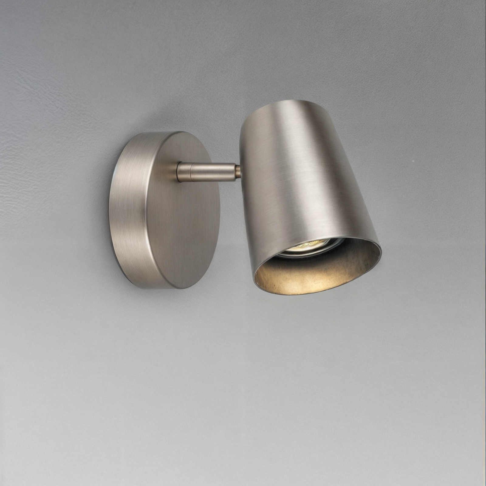 Moderne nordische Wandapplikationen mit eleganter LED-Beleuchtung in Schwarz, Weiß oder Nickel