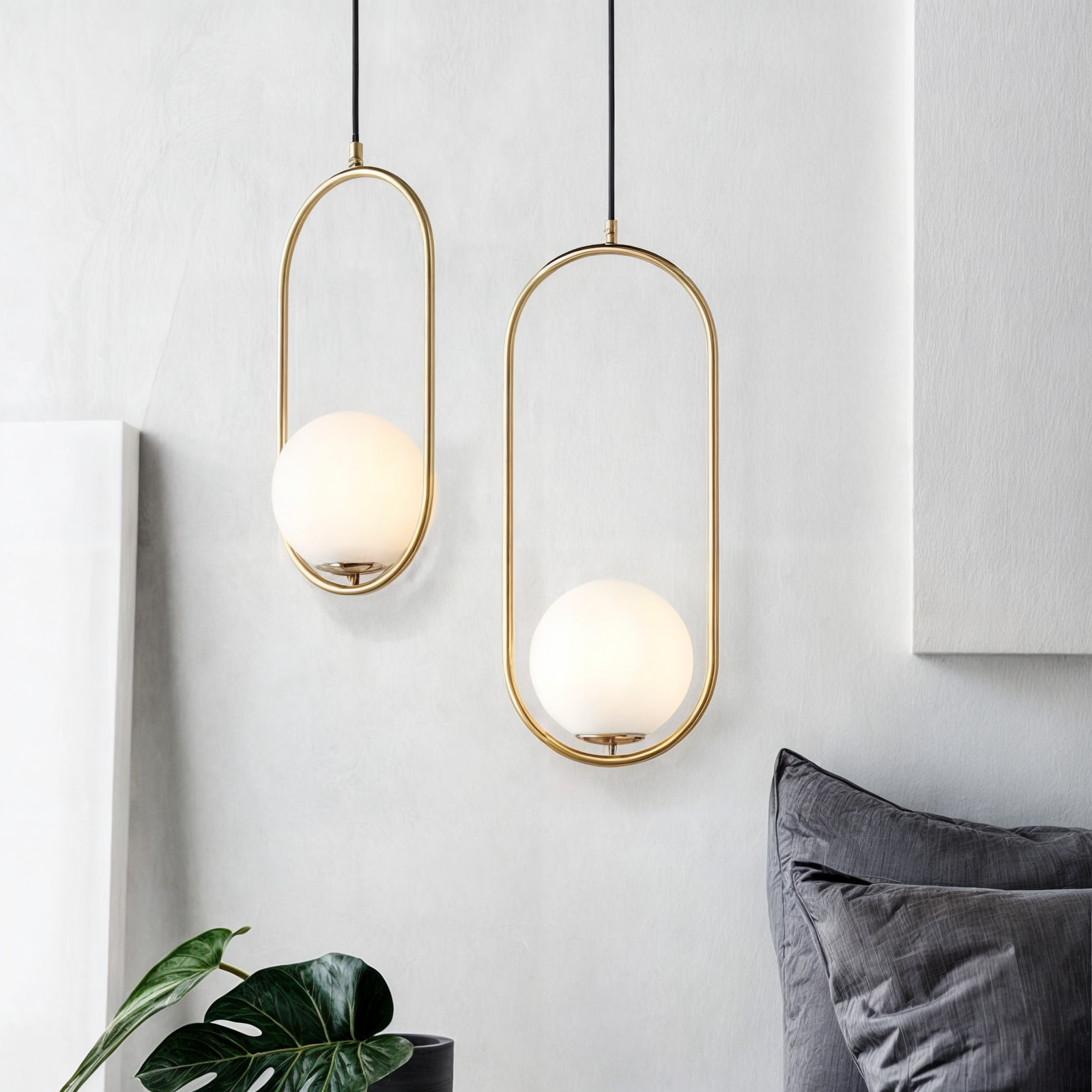Elegante nordische Pendellampe mit goldenem Körper und Glas-Schirm, höhenverstellbar für eine edle Atmosphäre