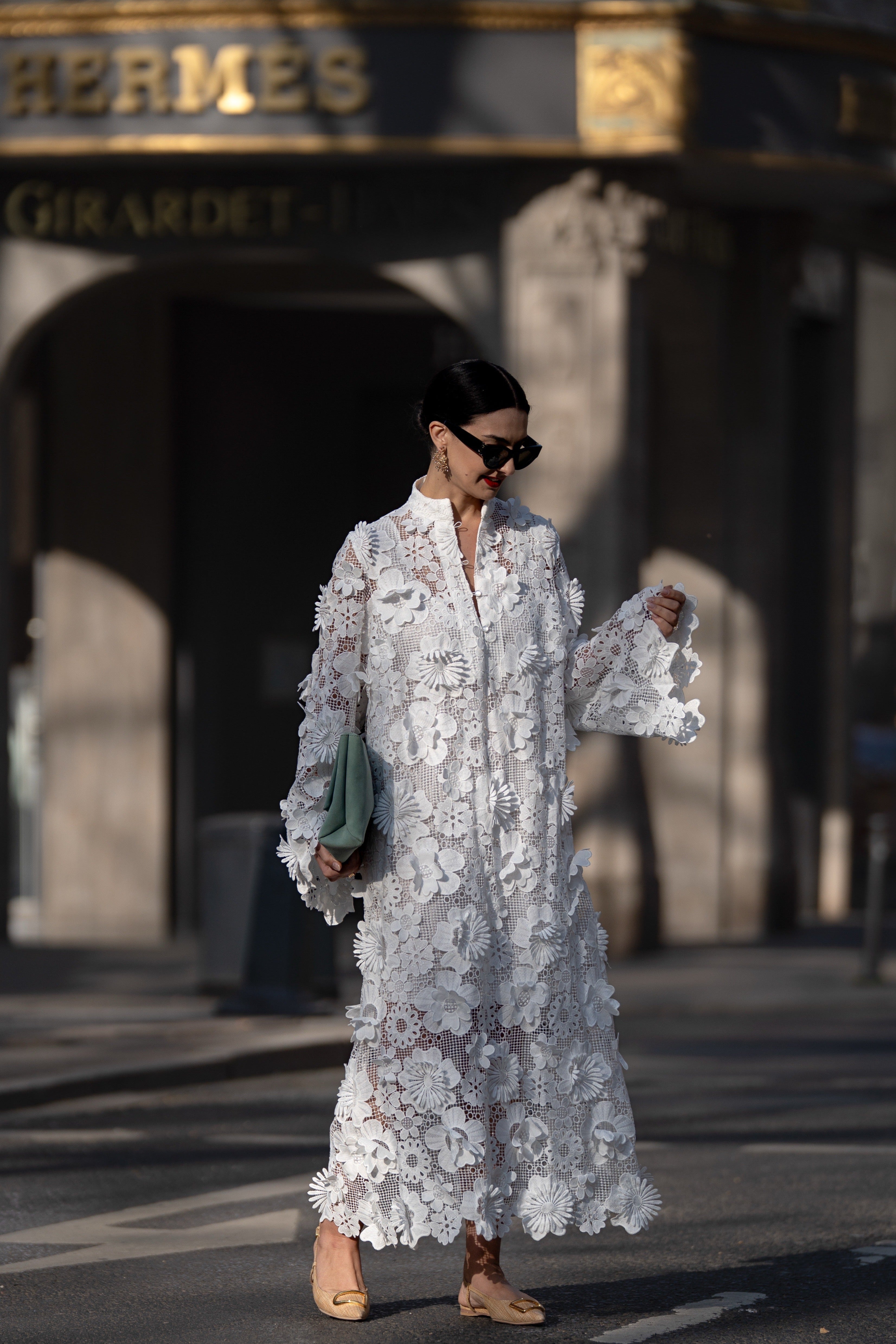 Elegantes weißes Spitzenkleid für einen eleganten Look