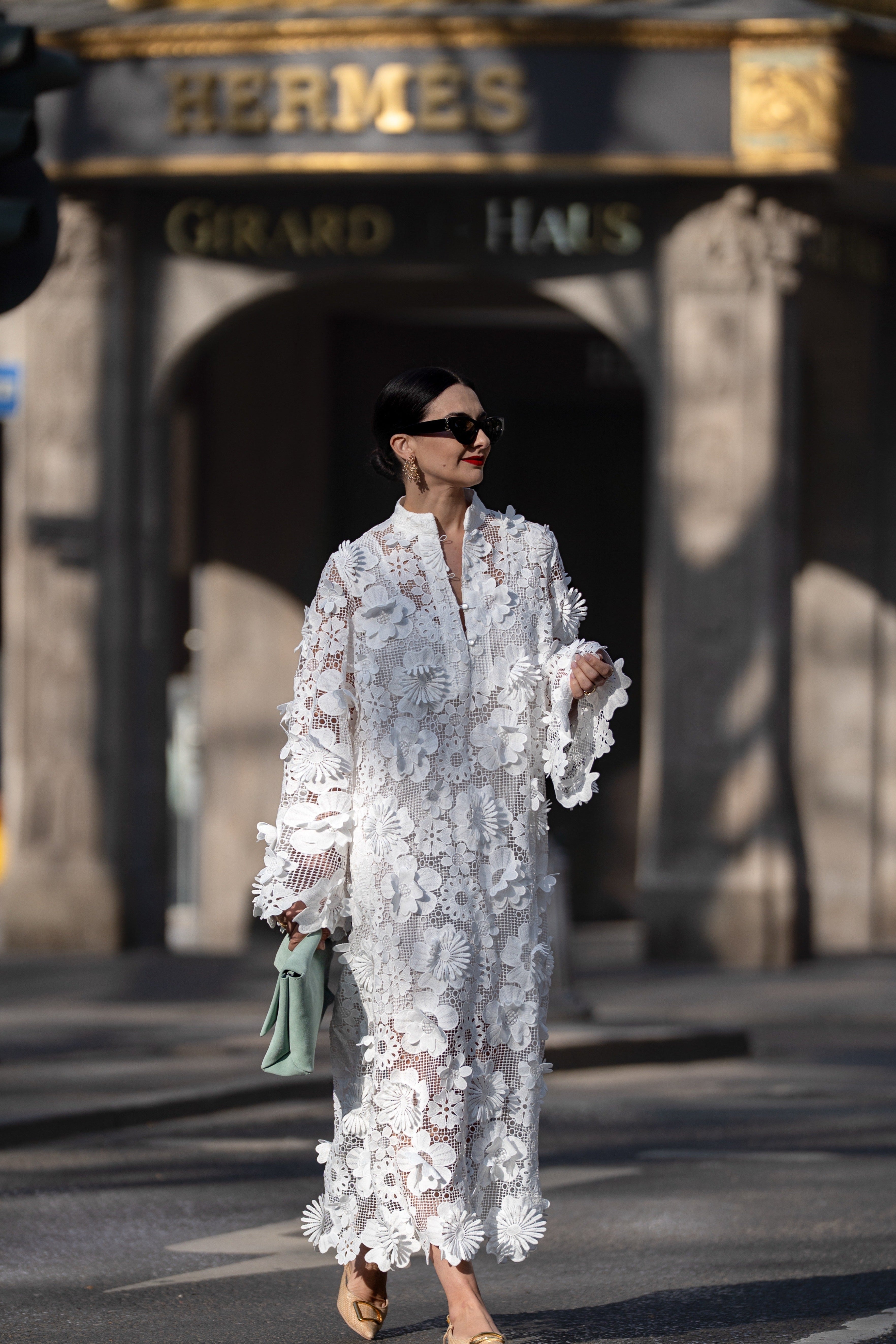 Elegantes weißes Spitzenkleid für einen eleganten Look