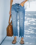 Jeans dritti con strappi alla moda sulle gambe per un look moderno