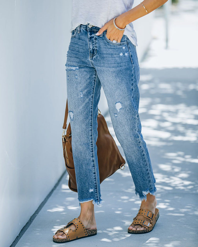 Stickliche gerade Jeans mit trendigen Rissen an den Beinen für einen modernen Look
