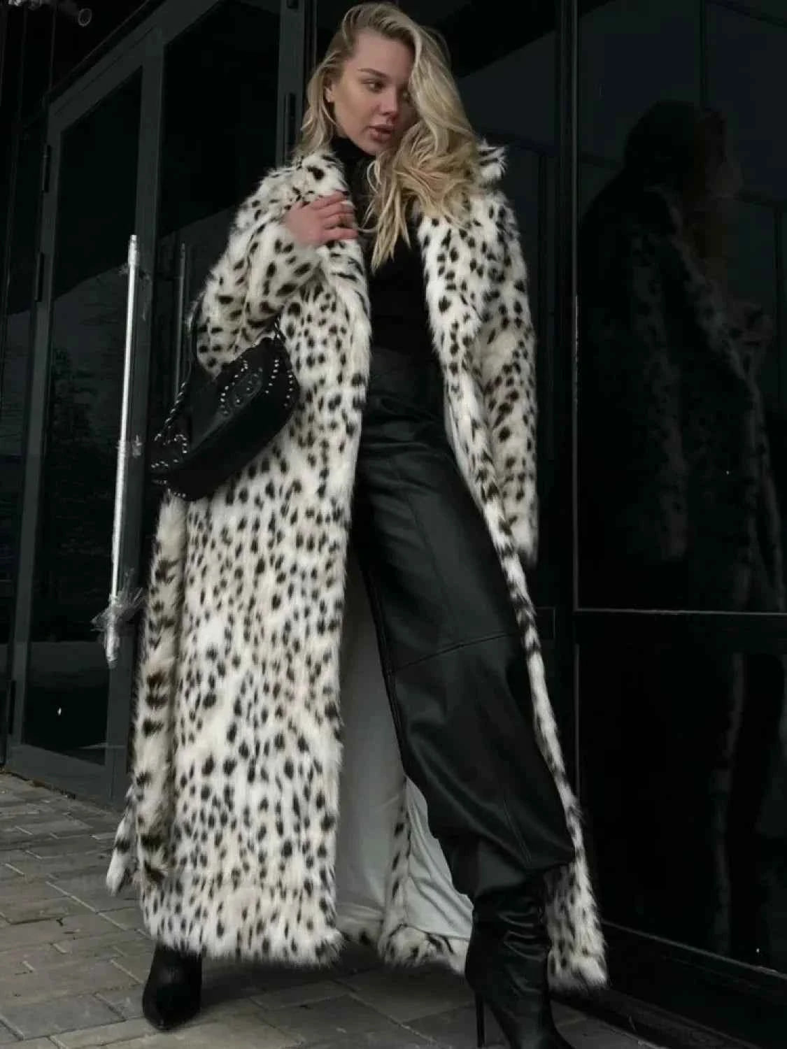 Eleganter grauer Wollmantel mit Krawattenverschluss und hohem Kragen