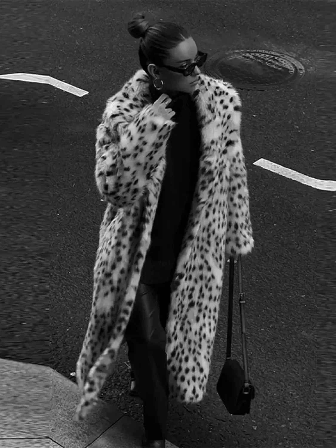 Eleganter grauer Wollmantel mit Krawattenverschluss und hohem Kragen