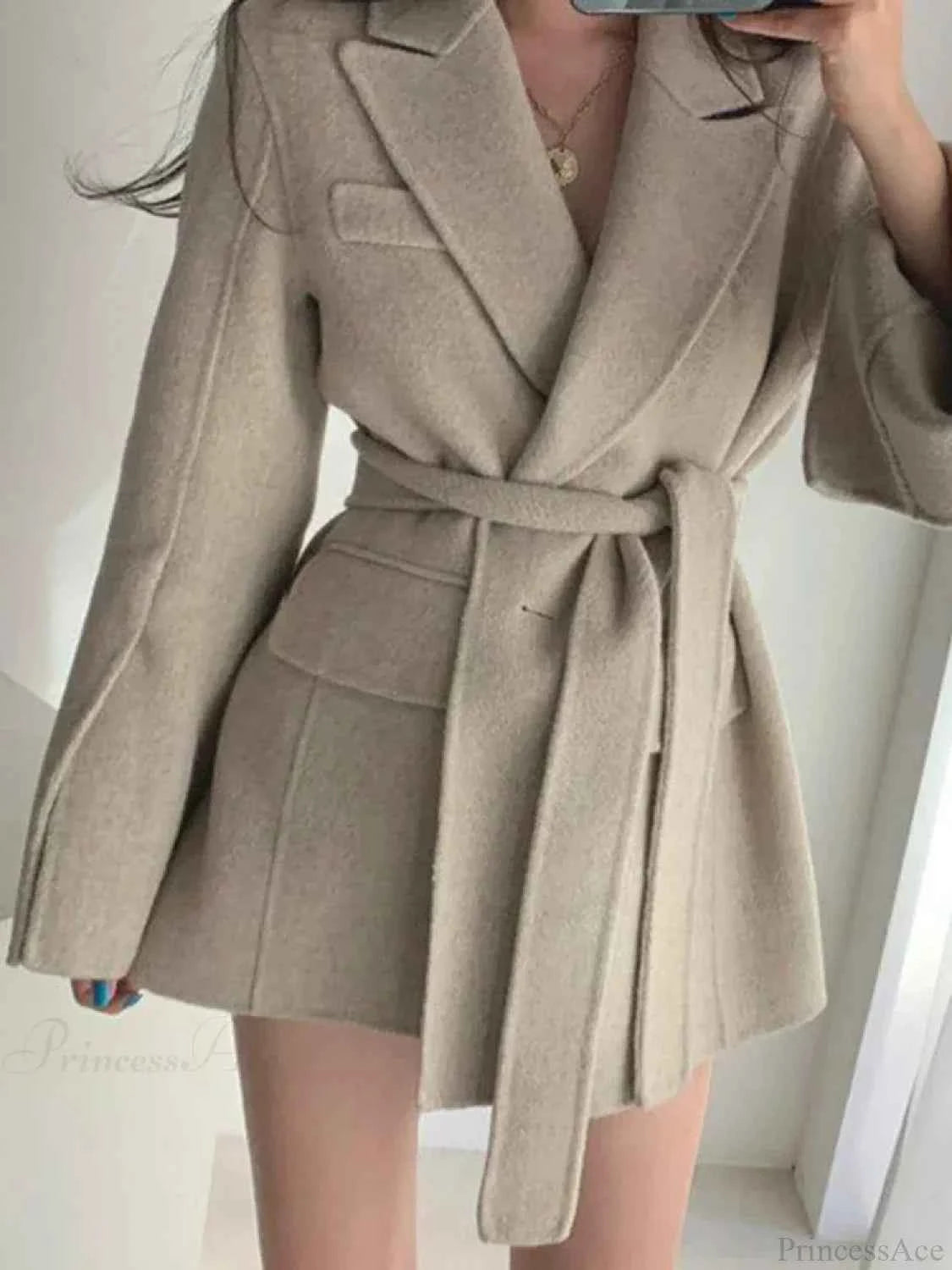 Legerer Reverskragen-Gaubenschal mit Gürtel und eingesetzten Taschen für eleganten Stil