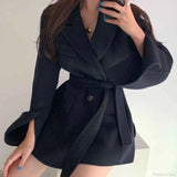 Ledig slagkrage-gaubenschal med bälte och infällda fickor för elegant stil