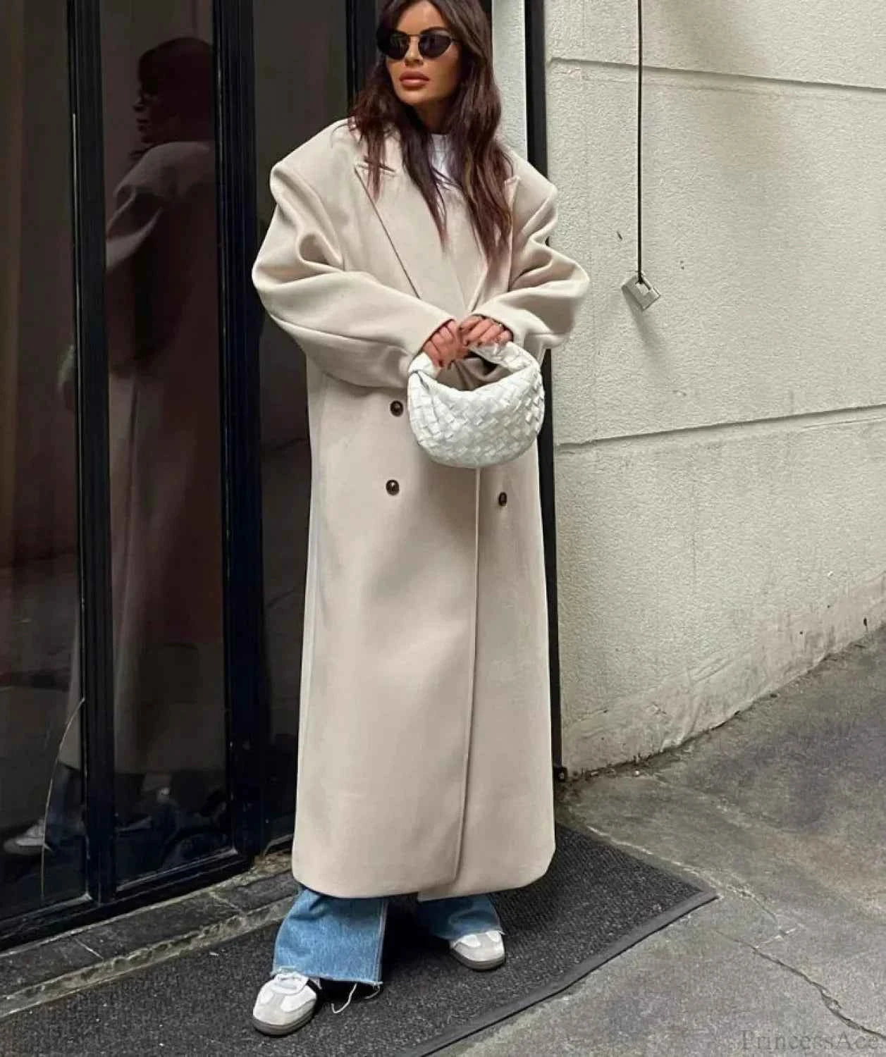 Doppelreihiger Wollmantel mit Schulterklappen und eleganten Revers