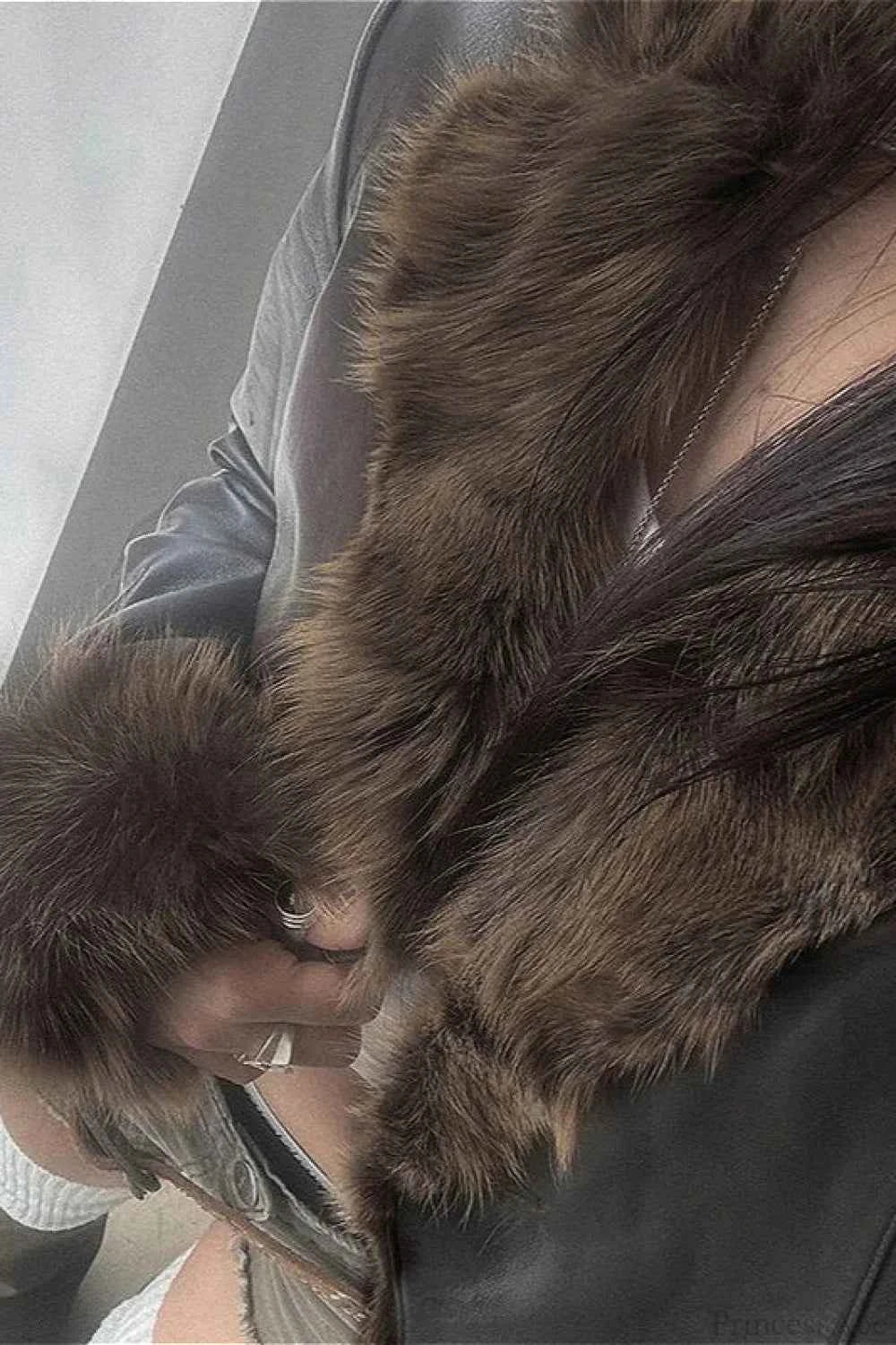 F.ordnung: Warmer, taillierter Mantel mit syntheticlederner Kragen und FauxFell-Panel