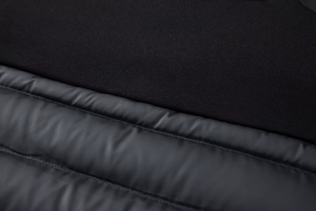 Luca – Modische Kapuzenjacke mit Reißverschluss und angesagter Steppfront