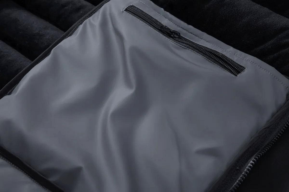 Luca – Modische Kapuzenjacke mit Reißverschluss und angesagter Steppfront