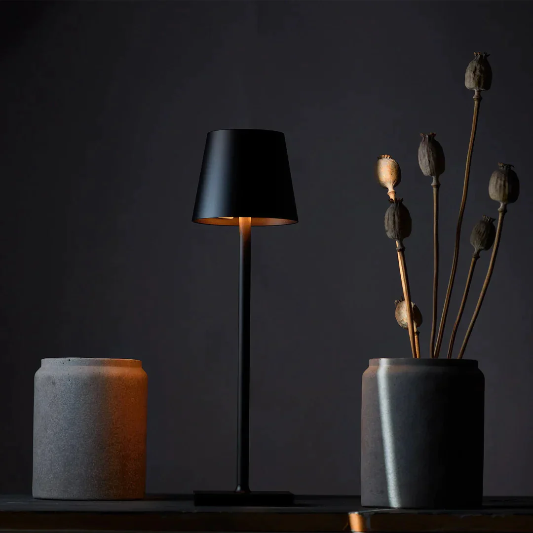Moderneberührbare Tischlampe aus goldenem Aluminium mit einstellbaren LED-Farboptionen