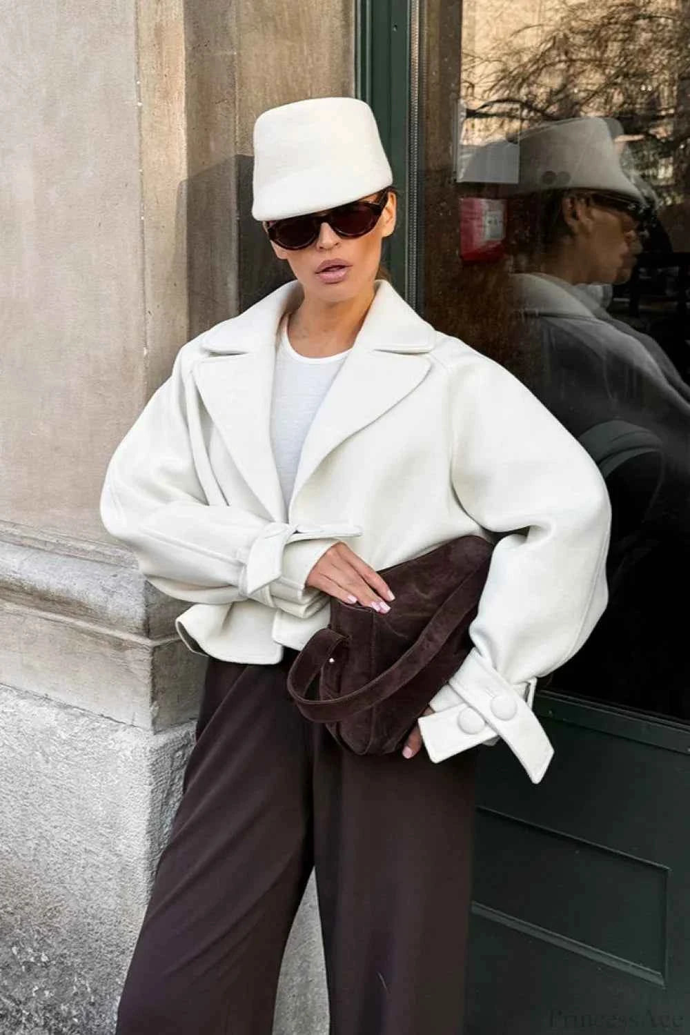 Courtisa Elegant und Modern: Kurzer Mantel mit Reverskragen und Raglanärmeln