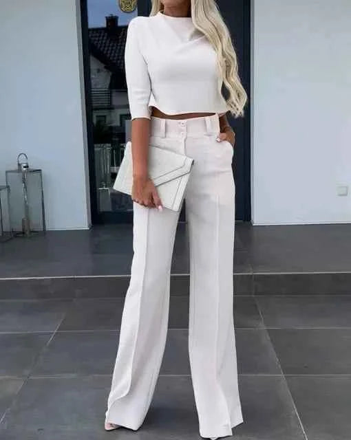 Kayla | Modernes Damen-Outfit mit Oberteil, Accessoires und stilvollen Anzughosen