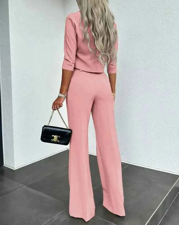 Kayla | Modernes Damen-Outfit mit Oberteil, Accessoires und stilvollen Anzughosen