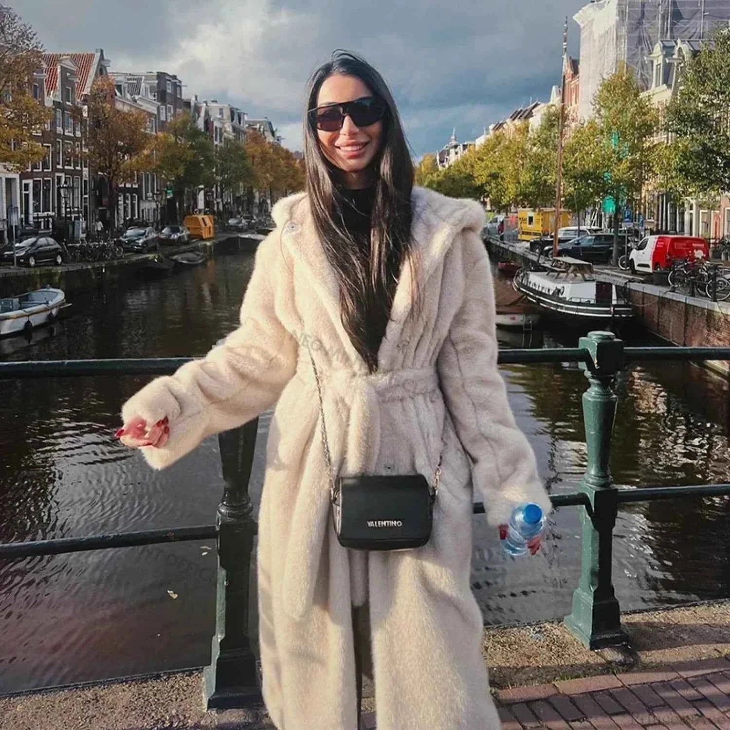 Chic Neo-Minz-Gürtelüberhang mit Pelzfutter für einen luxuriösen Winter-Look