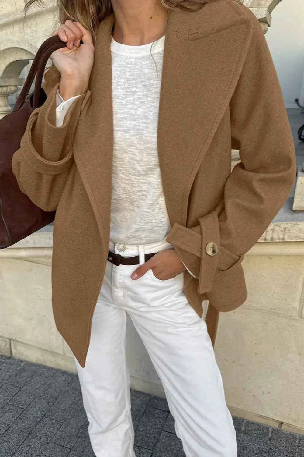 Wollmantel mit formgebendem Kragen, Taillengürtel und Scheunenstil für einen eleganten und lässigen Look