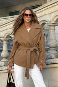 Cappotto in lana con colletto sagomato, cintura in vita e stile rustico per un look elegante e casual