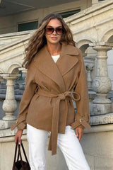 Wollmantel mit formgebendem Kragen, Taillengürtel und Scheunenstil für einen eleganten und lässigen Look