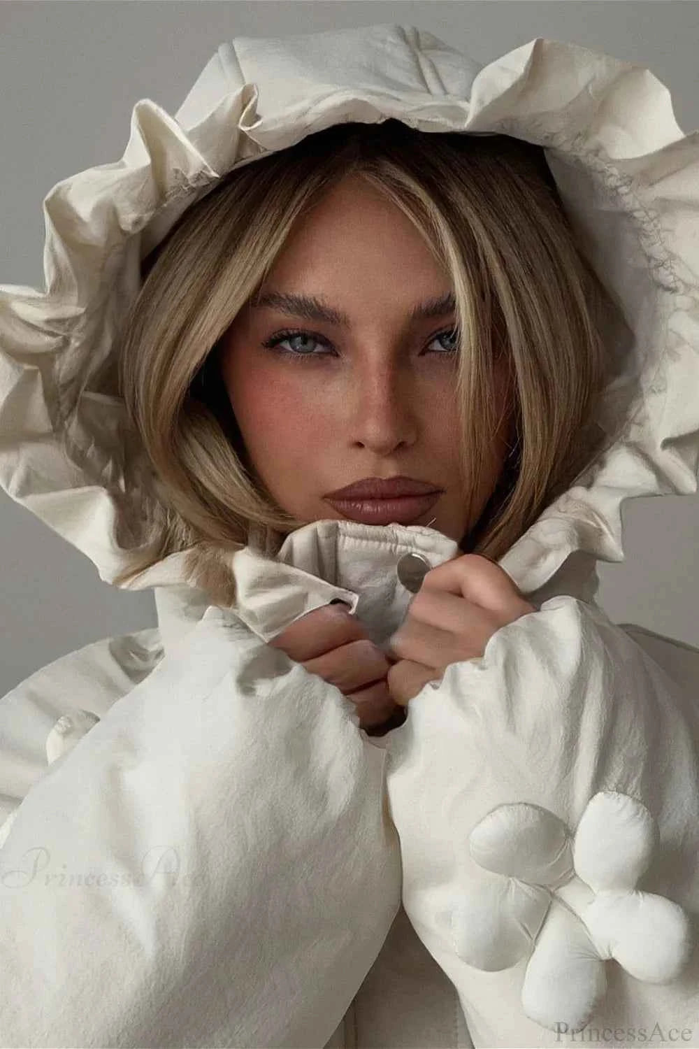 Lässiger Steppmantel mit Kapuze, Blumenbesatz für einen stilvollen und gemütlichen Look