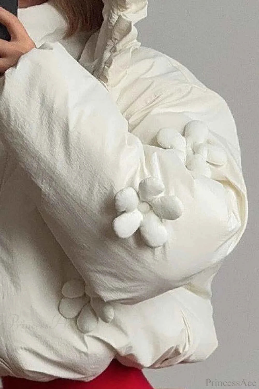 Lässiger Steppmantel mit Kapuze, Blumenbesatz für einen stilvollen und gemütlichen Look