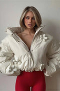Lässiger Steppmantel mit Kapuze, Blumenbesatz für einen stilvollen und gemütlichen Look