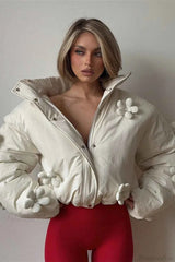 Lässiger Steppmantel mit Kapuze, Blumenbesatz für einen stilvollen und gemütlichen Look