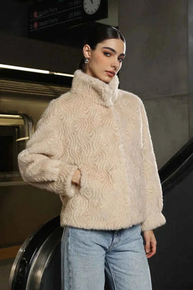 Gerippter Rollkragenpullover Kuscheliger Faux-Fell-Mantel für Wärme und Stil
