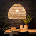 Elegante lampada a sospensione in intreccio naturale per un'illuminazione calda e accogliente