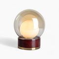 Moderne bordlampe med metalbase og glasskærm - Elegant LED-belysning