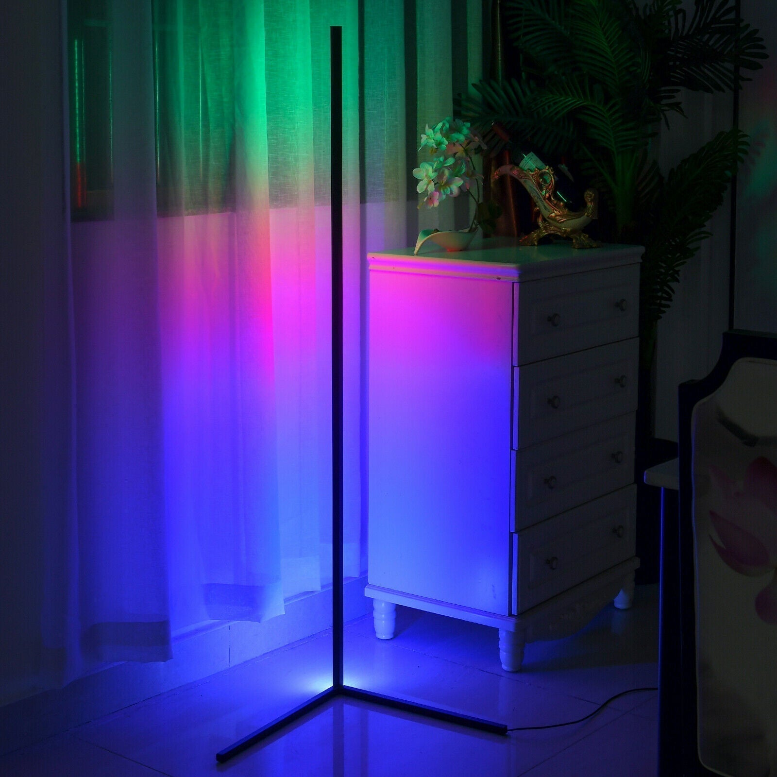 Moderne RGB LED Stehleuchte mit Fernbedienung und App für individuell anpassbare Beleuchtung