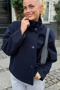 Løs kort uld overfrakke med elegant reversdesign