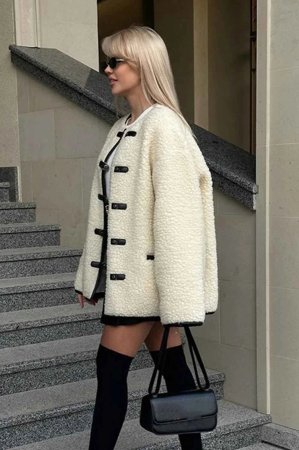 Minimalistischer einfarbiger Mantel mit Hornknopf und Sherpa-Futter