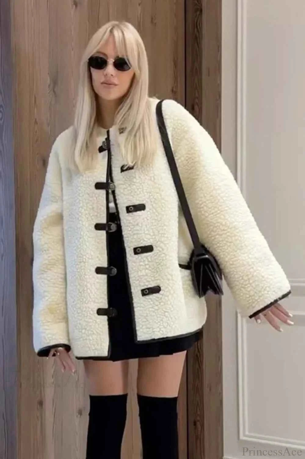 Minimalistischer einfarbiger Mantel mit Hornknopf und Sherpa-Futter