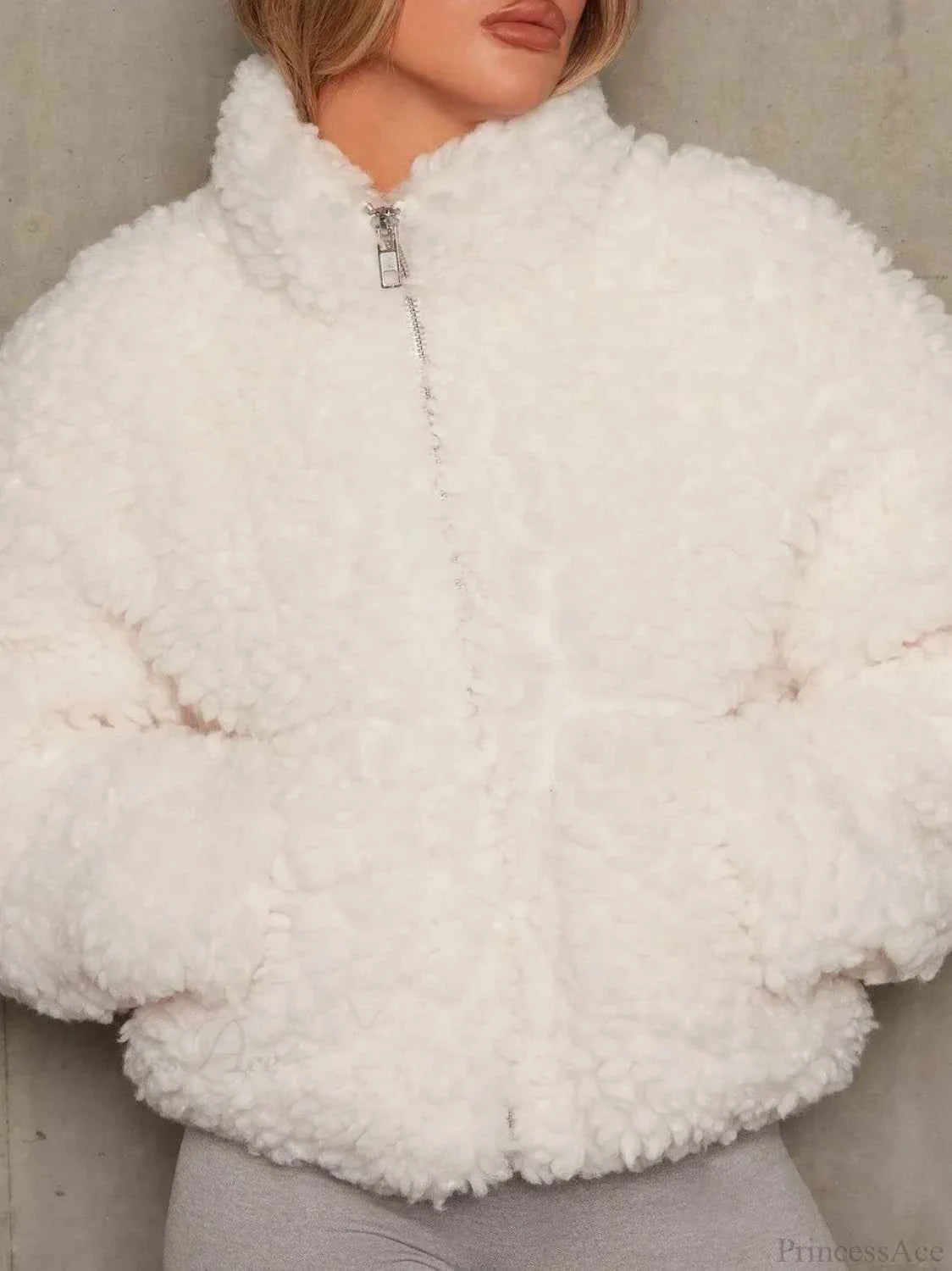 Kurzmantel im minimalistischen Sherpa-Fuzzy- und Soliden Design