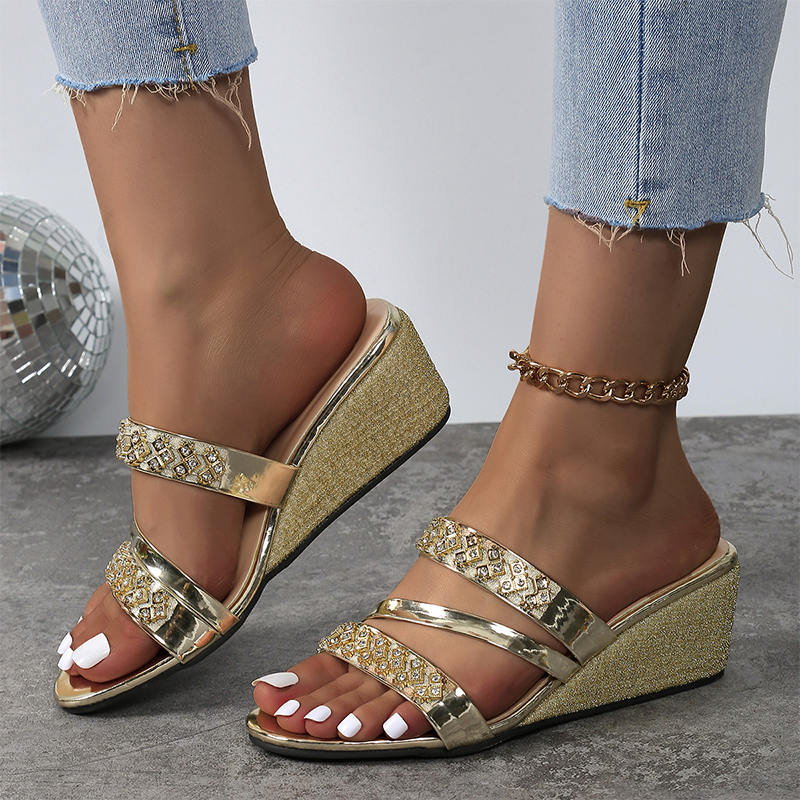 Elegante Sommerschuhe mit Keilabsätzen und zarten Kristallverzierungen
