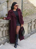 Stilvoller urbaner bordeauxfarbener Wollmantel mit Gürtel