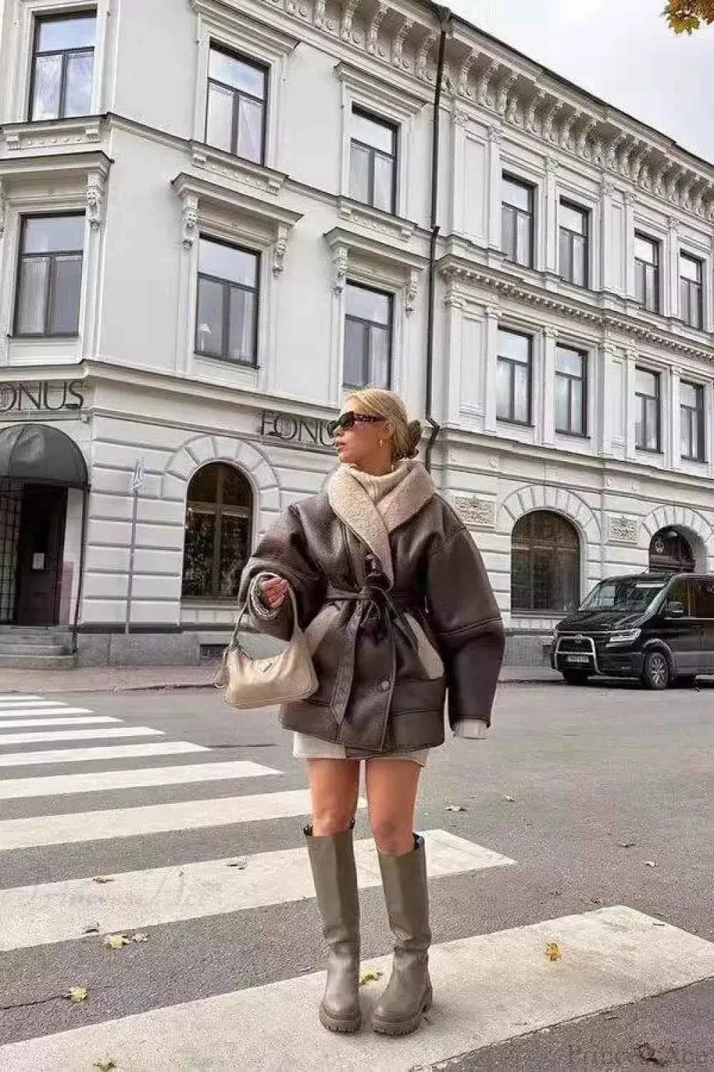 Farbenblock-Fake-Lederjacke mit Taillengürtel für einen trendigen Street-Look