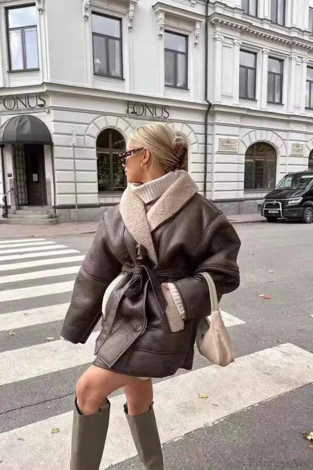 Farbenblock-Fake-Lederjacke mit Taillengürtel für einen trendigen Street-Look
