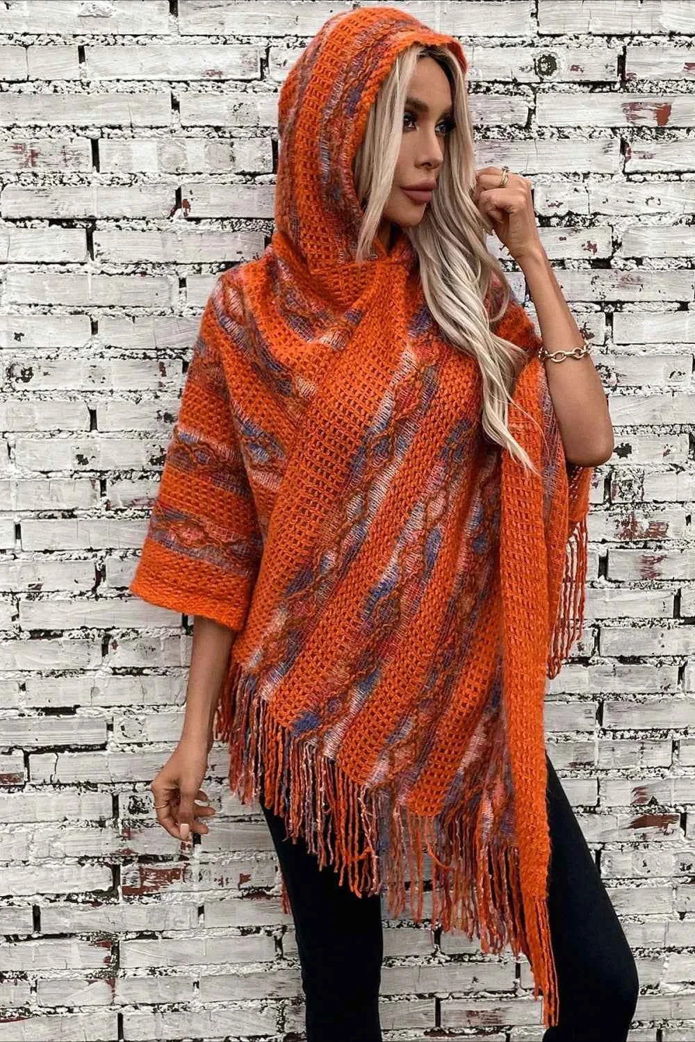 Lässiger Kapuzenmantel mit Streifen und Fransen aus bequemem Strick