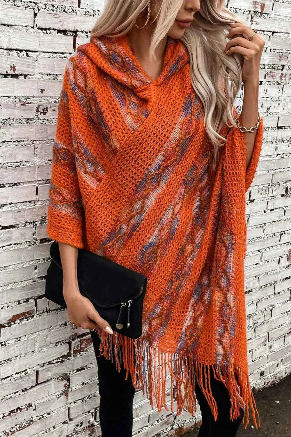 Lässiger Kapuzenmantel mit Streifen und Fransen aus bequemem Strick