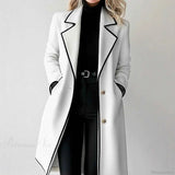 Rayovercoat i ulltyg med ränder, slag och långa ärmar för en elegant och varm look