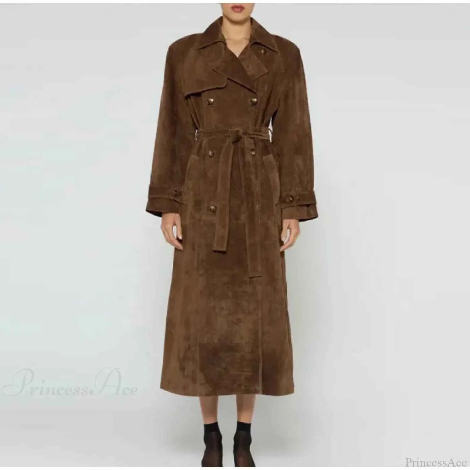 Langer brauner Wildlederledermantel mit elegantem Gürtel