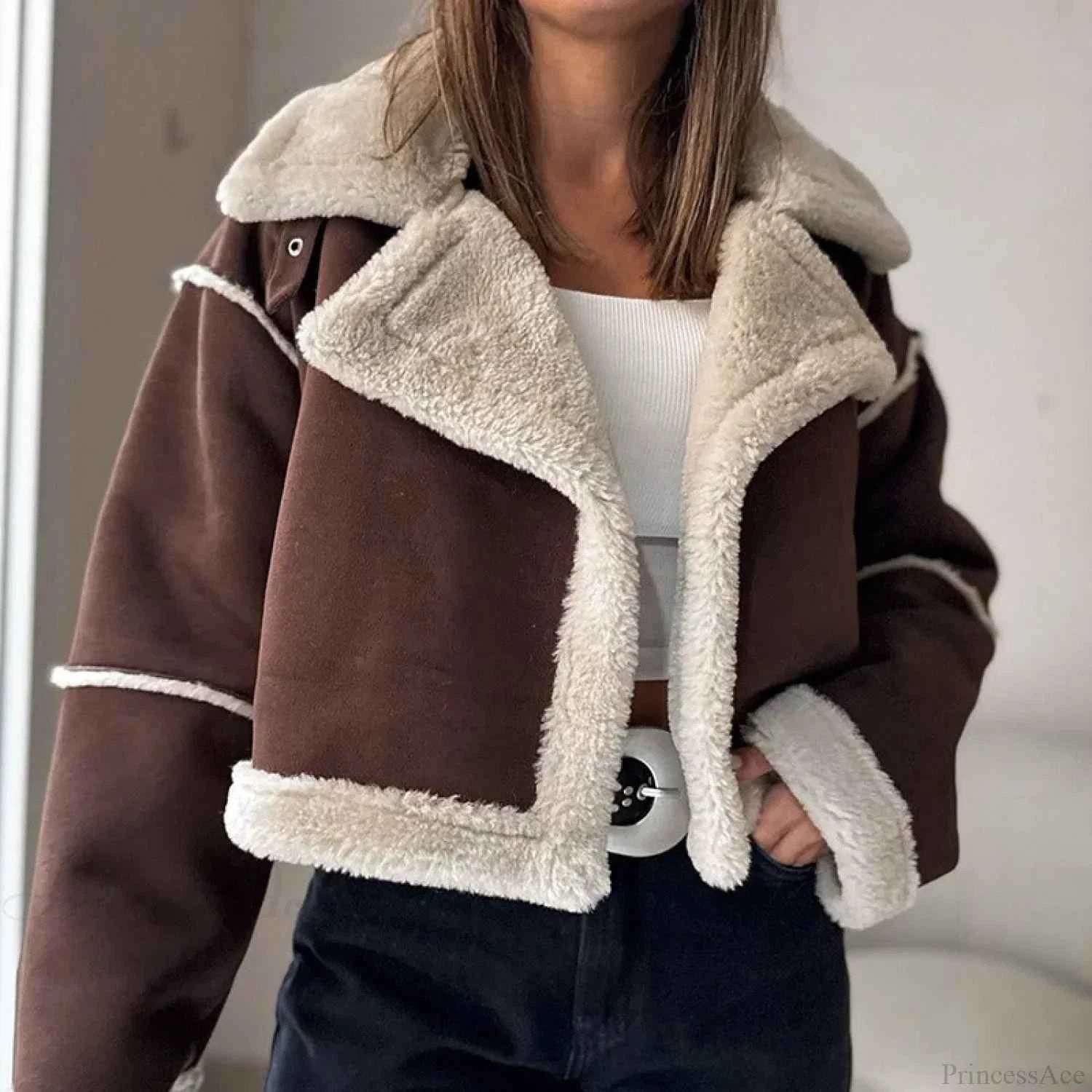 Es ist ein gemütlicher und stilvoller Wildleder-Kragen-Cropped, mit Fleece gefütterter Langarmmantel, um Ihre Garderobe aufzuwerten